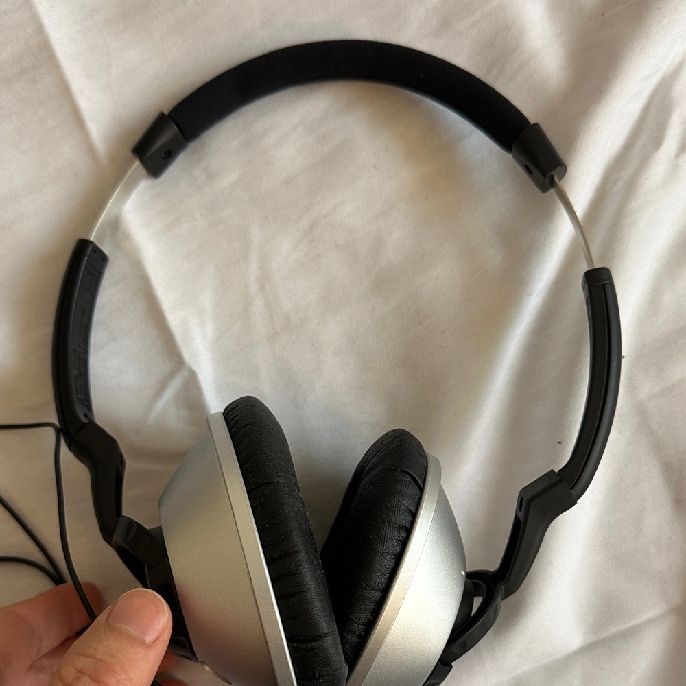 Bose Wired Over-Ear Headphones - Picture 7 of 8